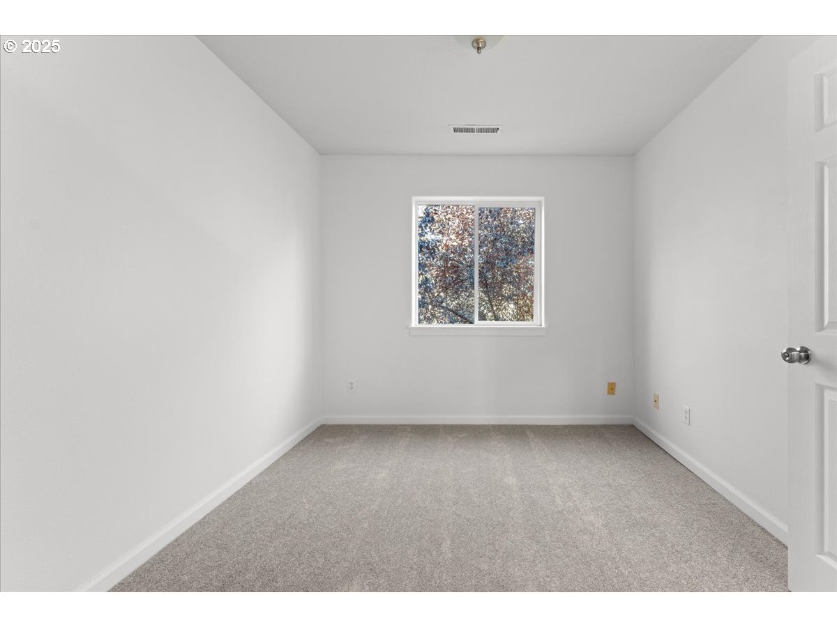 8243 Northeast Multnomah Street Portland, OR 97220 - Photo 21 of 33