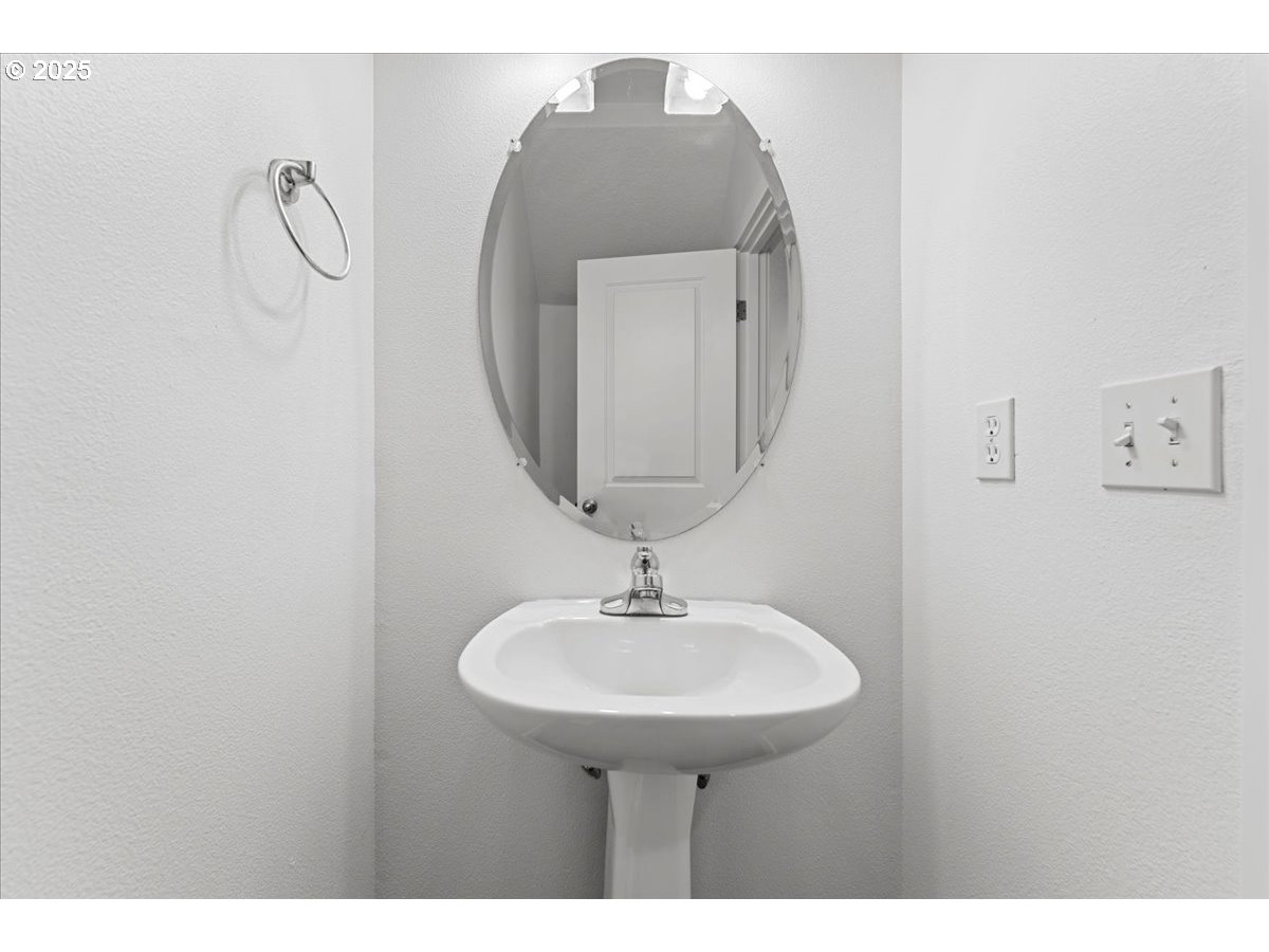 8243 Northeast Multnomah Street Portland, OR 97220 - Photo 27 of 33