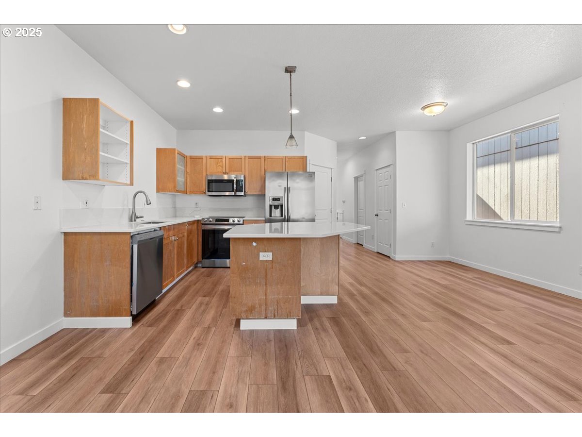 8243 Northeast Multnomah Street Portland, OR 97220 - Photo 9 of 33