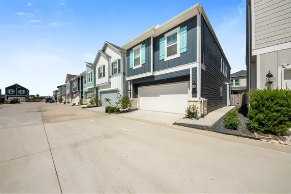 $2,600 | 635 Salt Marsh Trail, Kemah, TX 77565