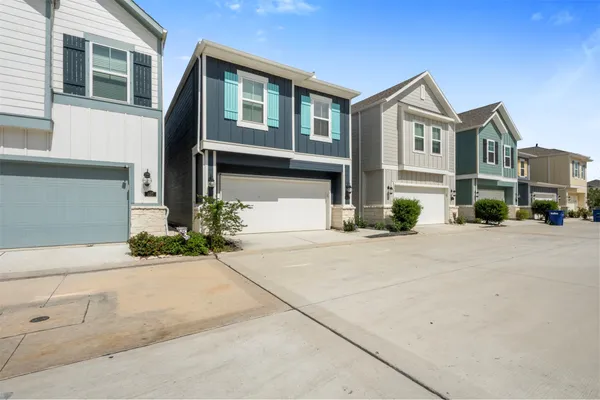 $2,600 | 635 Salt Marsh Trail, Kemah, TX 77565