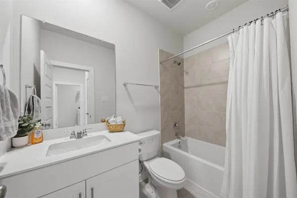 $2,600 | 635 Salt Marsh Trail, Kemah, TX 77565