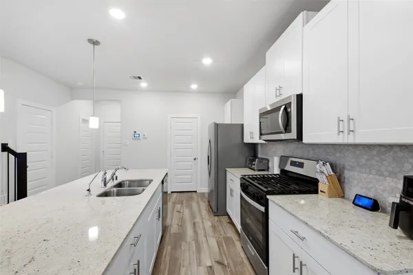 $2,600 | 635 Salt Marsh Trail, Kemah, TX 77565