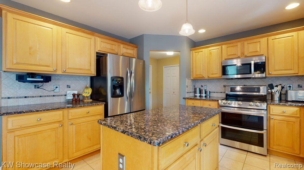 917 Rambling Drive Rochester Hills, MI 48307 - Photo 8 of 47