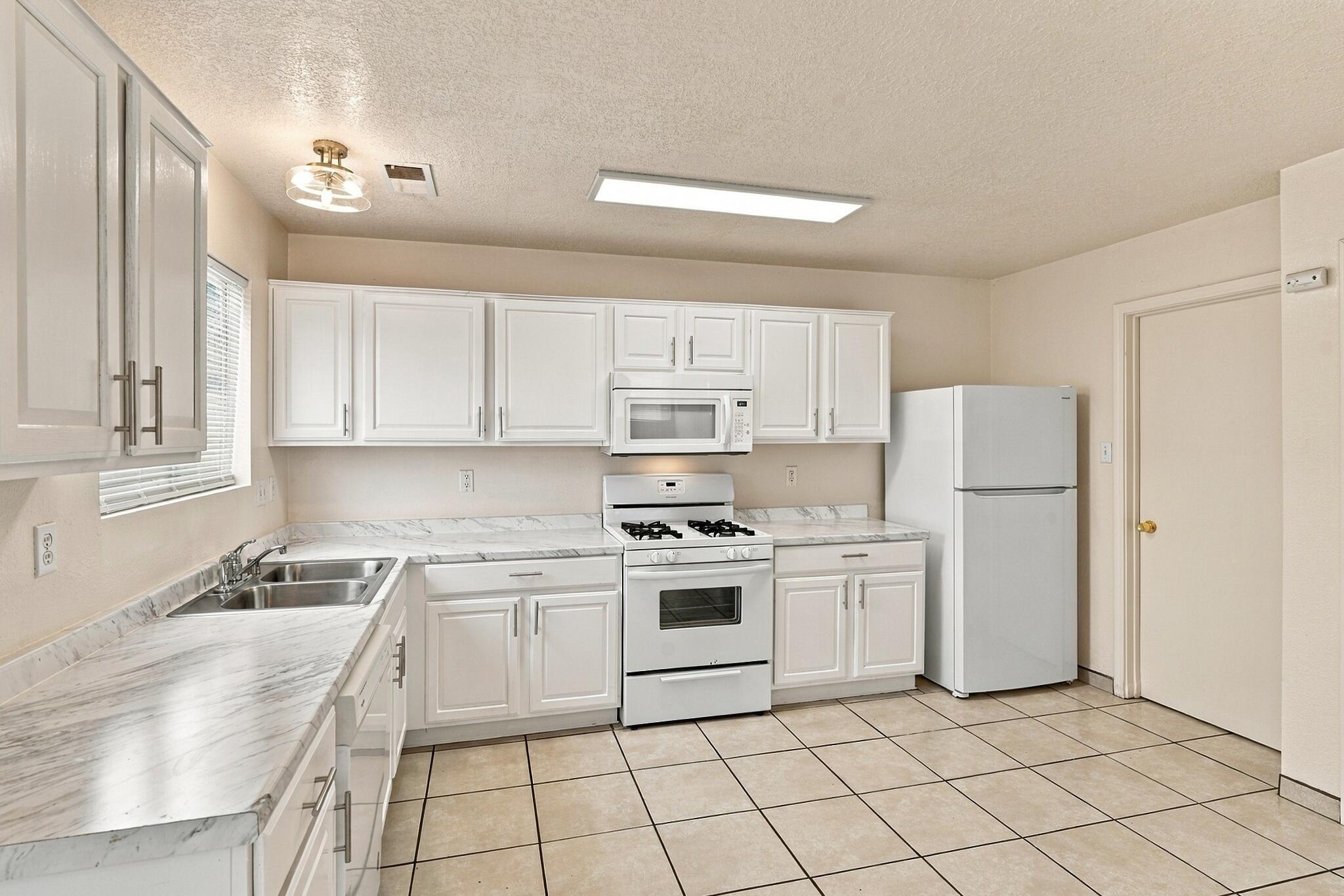 3541 Lavender Meadows Drive Northeast Rio Rancho, NM 87144 - Photo 10 of 39 Gallery Image 10