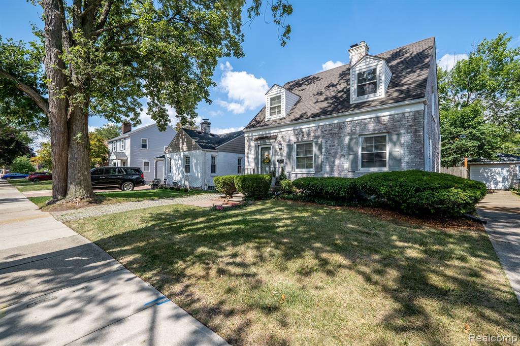 1776 Hampton Road Grosse Pointe Woods, MI 48236 - Photo 3 of 45
