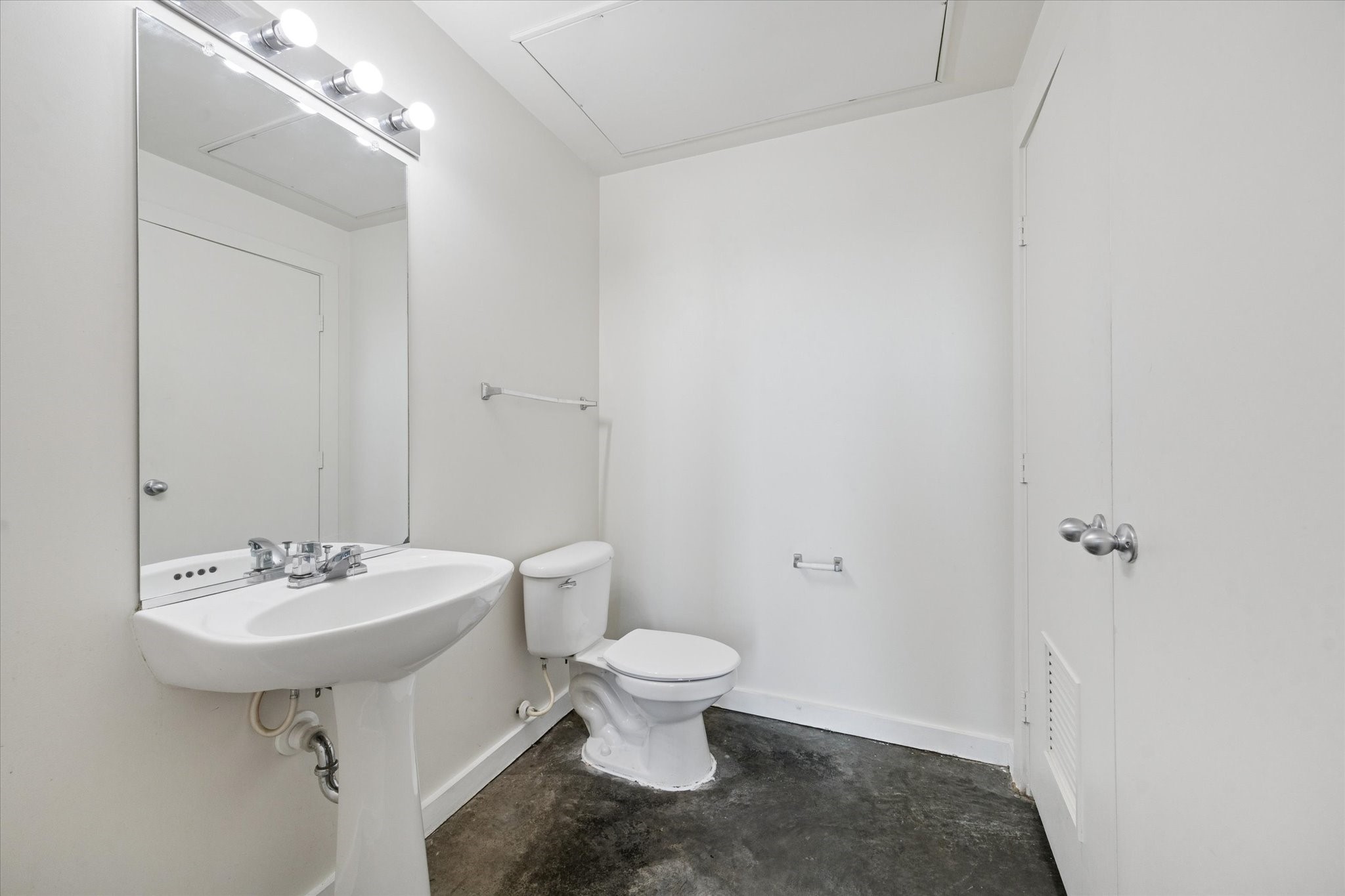 2000 Bagby Street, Unit 13432 Houston, TX 77002 - Photo 14 of 27 a bathroom with a sink toilet and a mirror