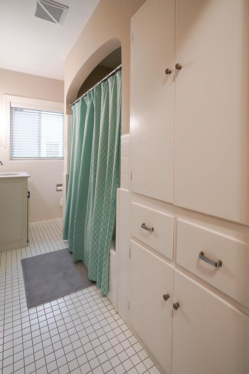 51 South Broadleigh Road Columbus, OH 43209 - Photo 17 of 28