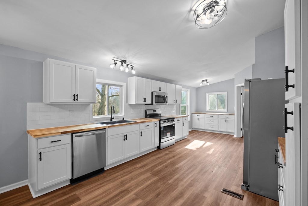 430 Oak Grove Road Talbotton, GA 31827 - Photo 5 of 33 large kitchen open to the living area