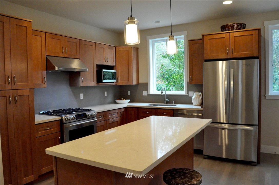 694 Wintersweet Road Northeast Bainbridge Island, WA 98110 - Photo 5 of 16 Gallery Image 5