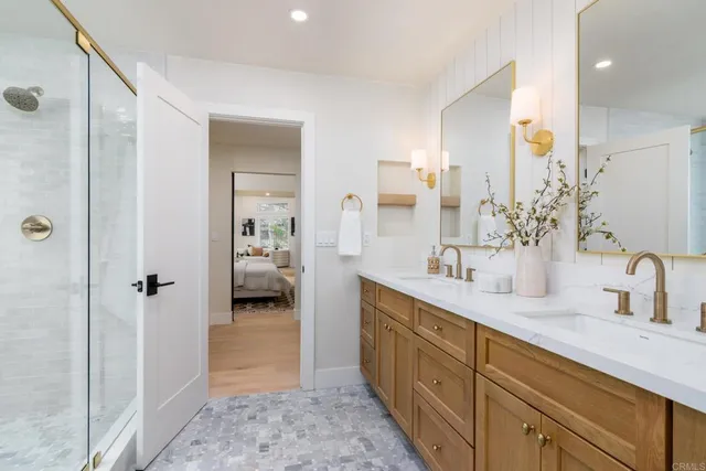 a en suite bathroom with a double vanity sink and mirror