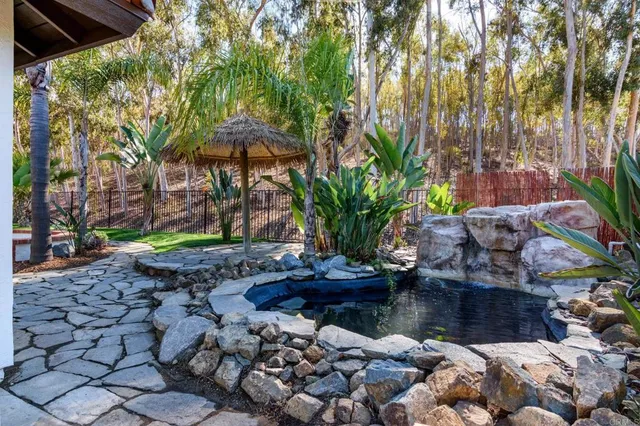 a view of backyard with a garden