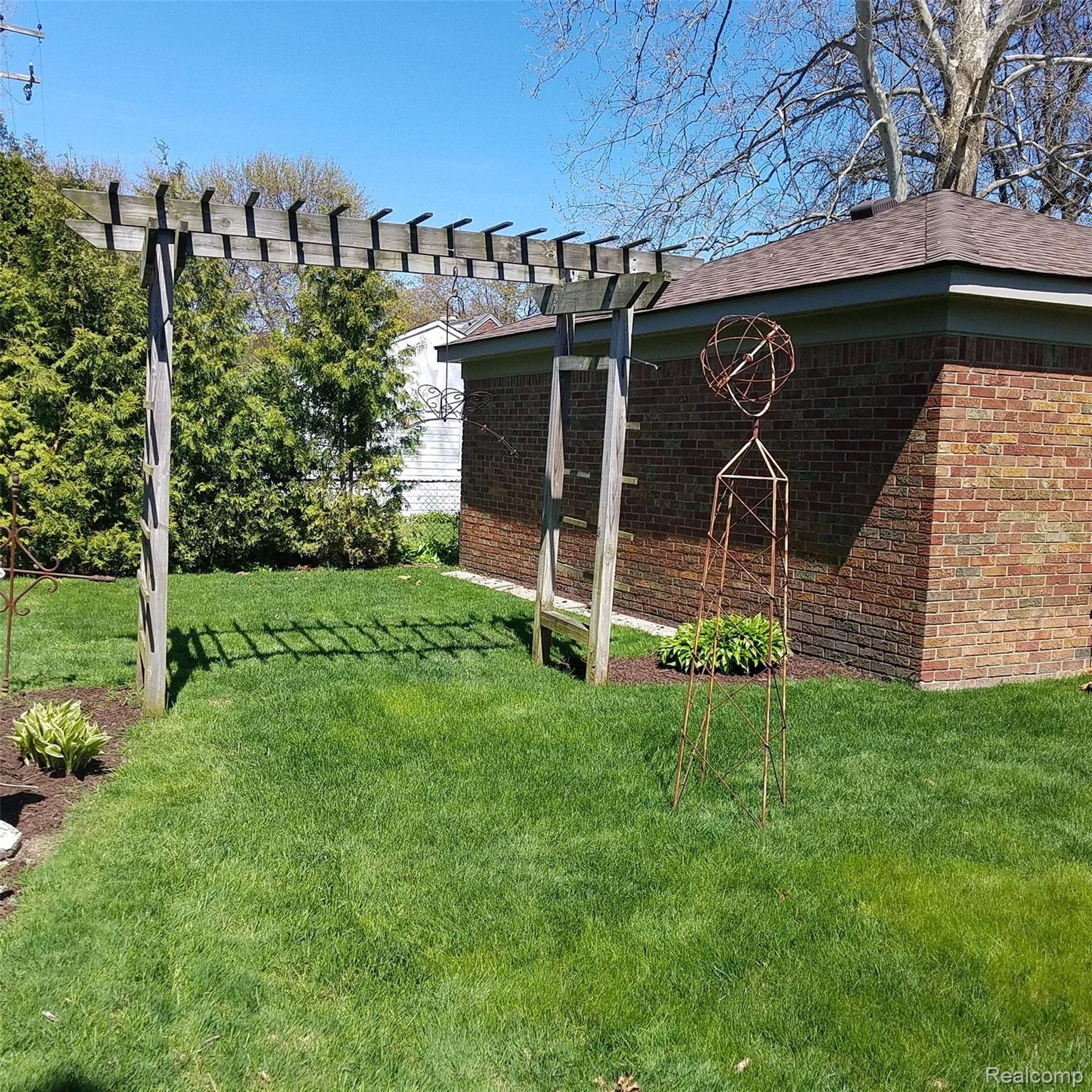 412 Roland Court Grosse Pointe, MI 48236 - Photo 39 of 44 412 Roland Ct Behind Garage.jpg
