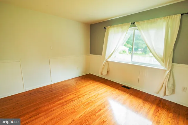 a view of empty room with window