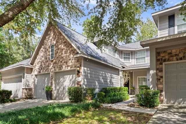 a view of a pathway with a house