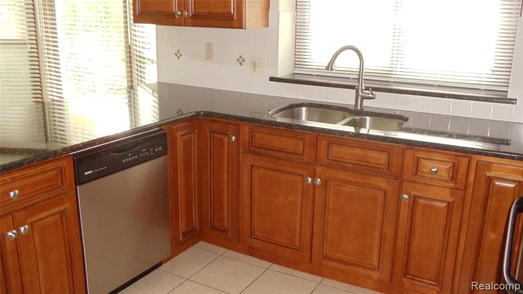 396 Shellbourne Drive Rochester, MI 48309 - Photo 2 of 14