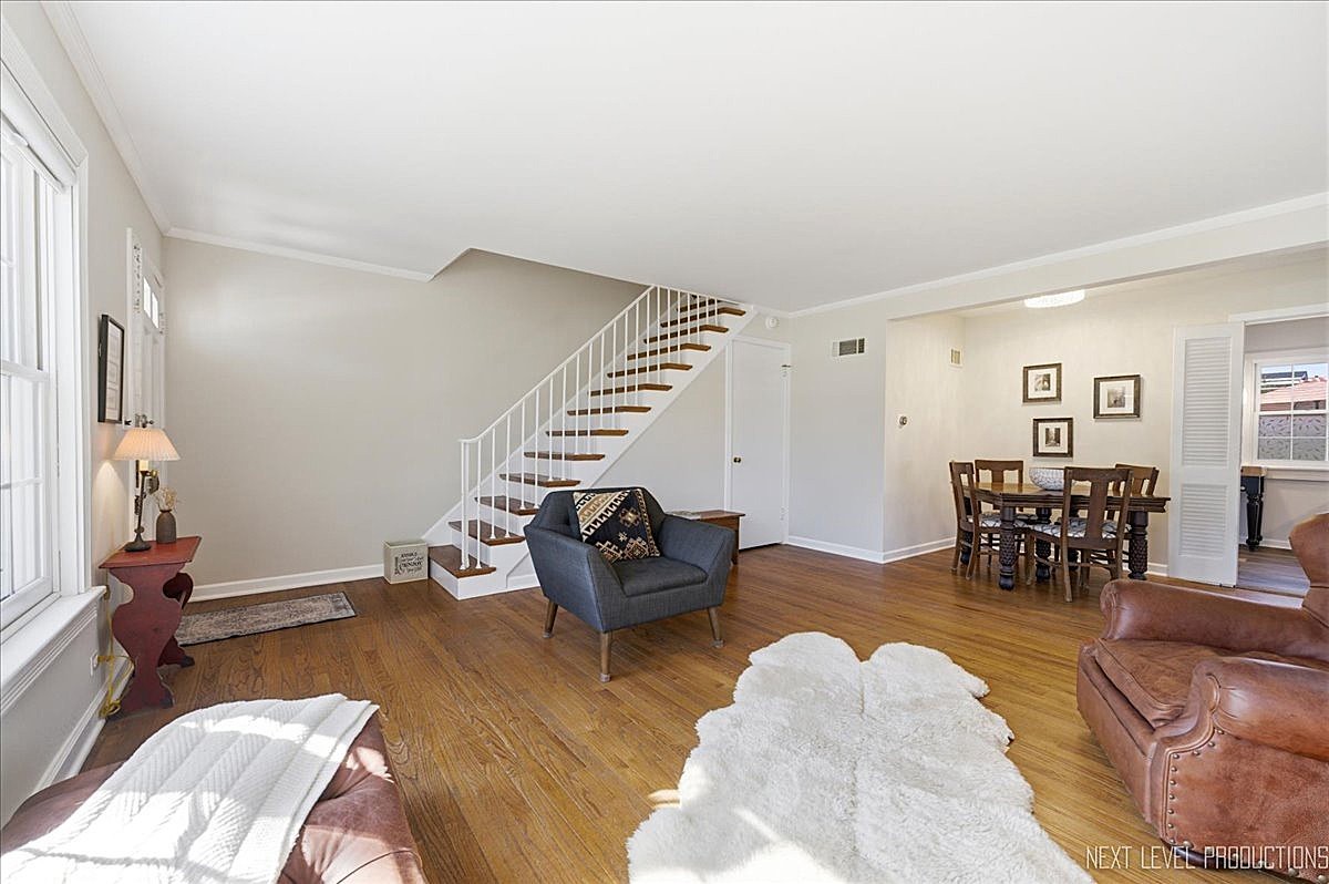 515 3rd Street Wilmette, IL 60091 - Photo 6 of 26 a living room with furniture and wooden floor