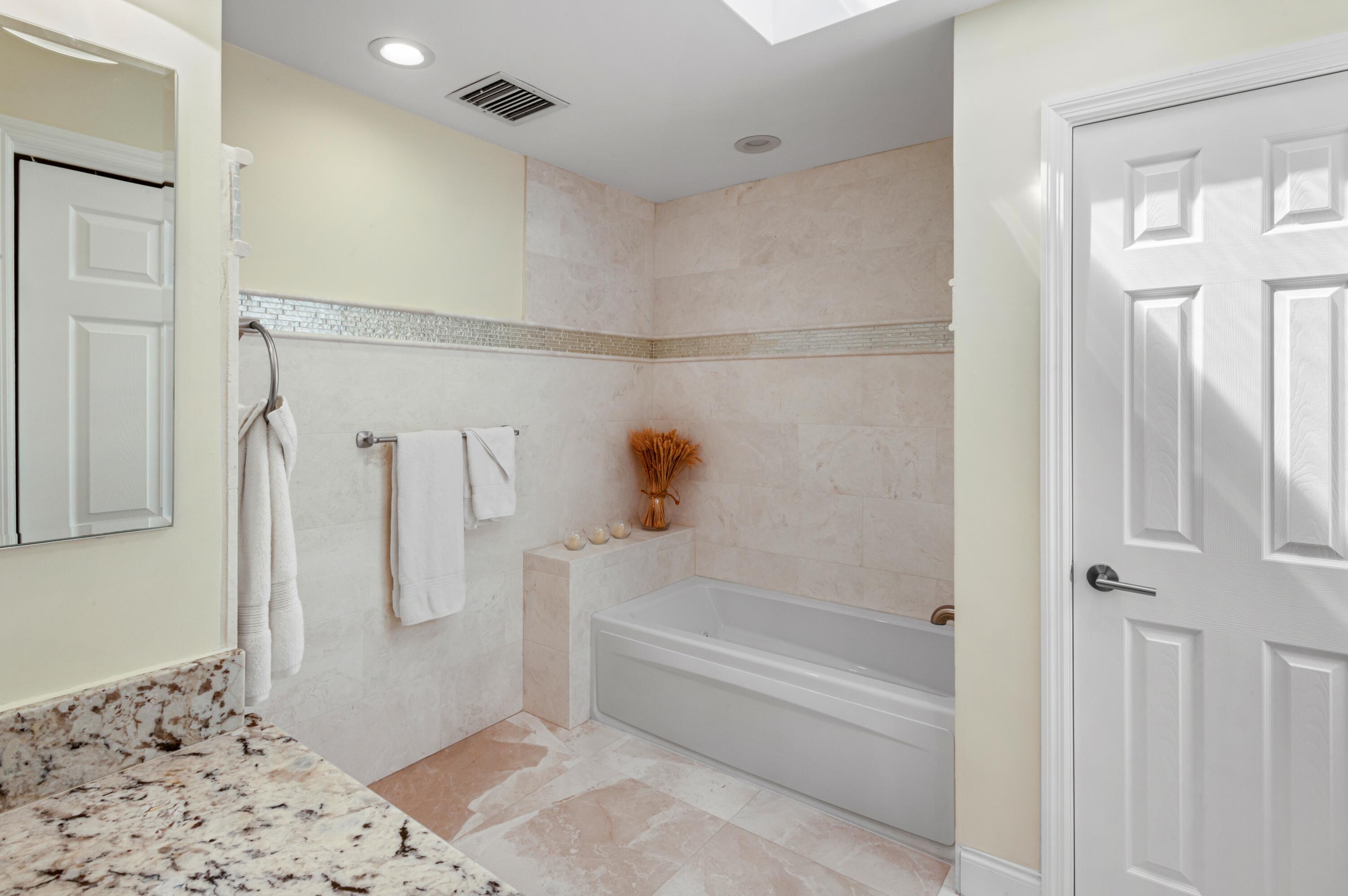 414 Beach Curve Road Lantana, FL 33462 - Photo 13 of 28 mls_PRIMARY_BATHROOM_TUB_DETAIL