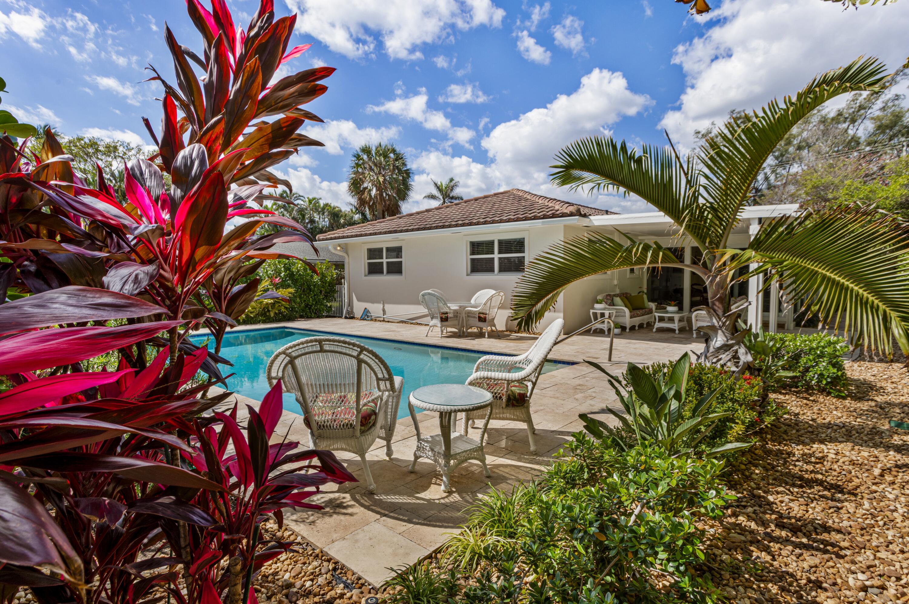 414 Beach Curve Road Lantana, FL 33462 - Photo 2 of 28 mls_REAR_RIGHT