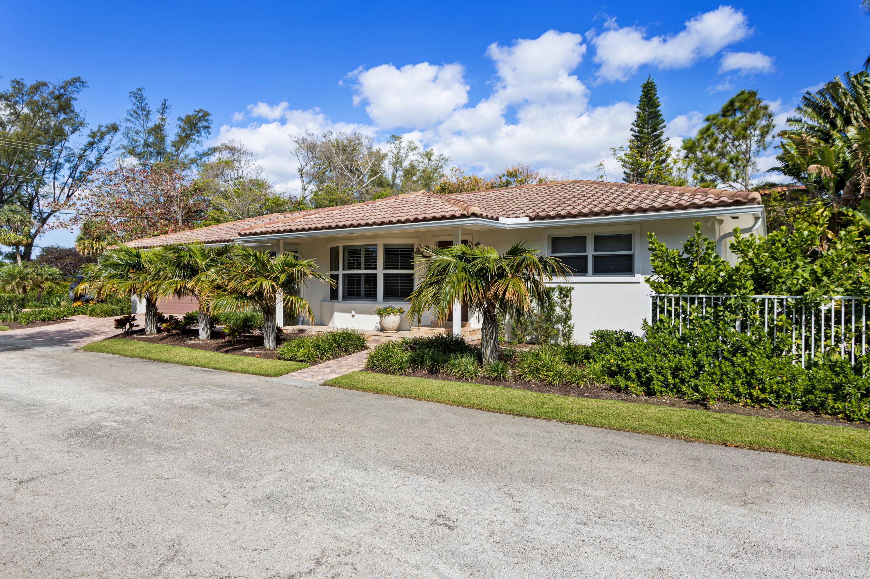 414 Beach Curve Road Lantana, FL 33462 - Photo 3 of 28 mls_FRONT_EXTERIOR_RIGHT