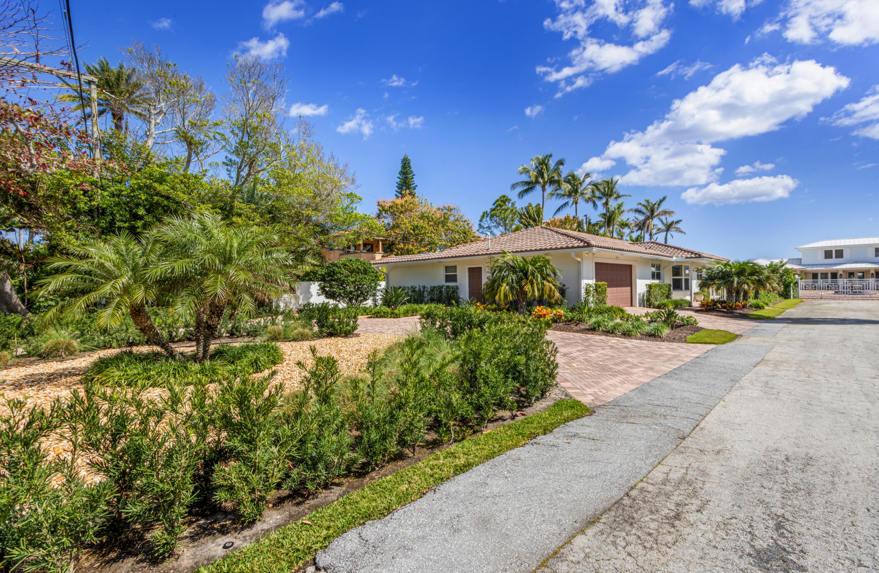 414 Beach Curve Road Lantana, FL 33462 - Photo 4 of 28 mls_EXTERIOR_LEFT
