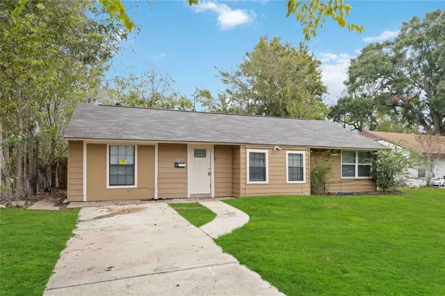 a view of a house with a yard