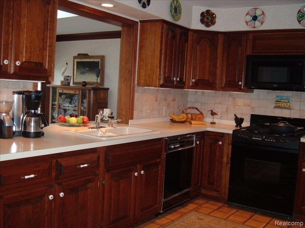 290 Cayuga Road Lake Orion, MI 48362 - Photo 19 of 24 Custom Cabinetry