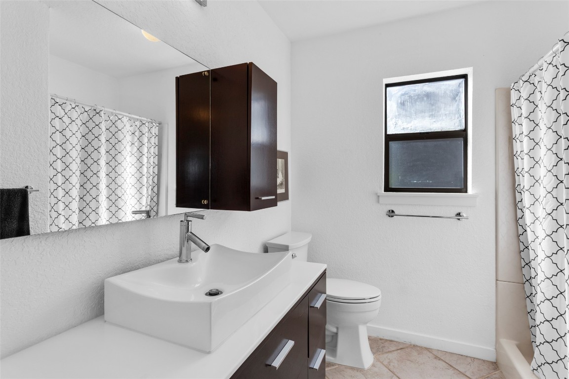 67 Harbor Lane Kemah, TX 77565 - Photo 33 of 47 a bathroom with a sink toilet and mirror