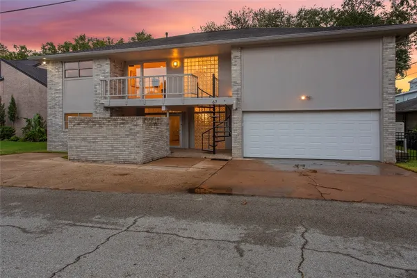 $824,900 | 67 Harbor Lane, Kemah, TX 77565