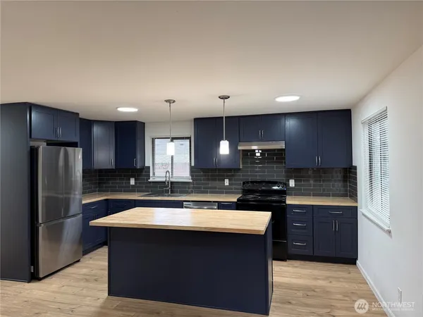 $3,295 | 21330 Cypress Way, Lynnwood, WA 98036