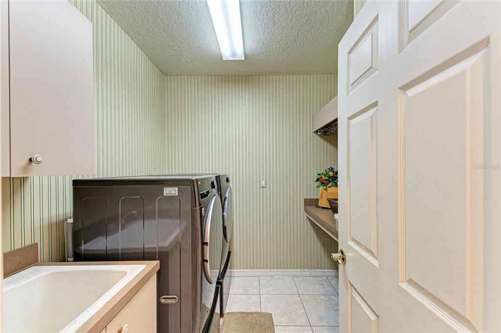 5060 Robinsong Road Sarasota, FL 34233 - Photo 35 of 42 a bathroom with a tub sink and toilet
