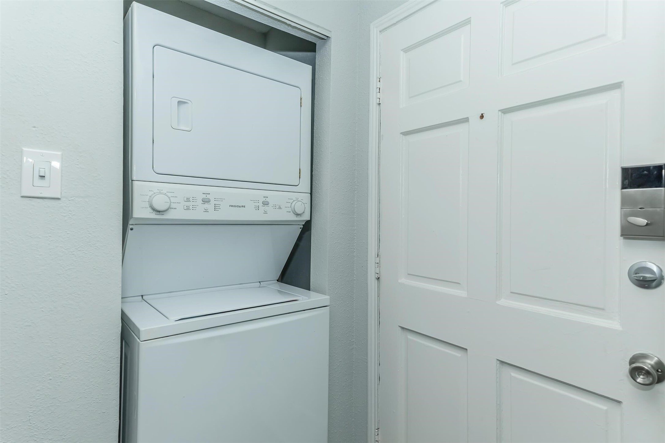 3001 Hillcroft Street, Unit G1208 Houston, TX 77057 - Photo 7 of 50 a utility room with dryer and washer