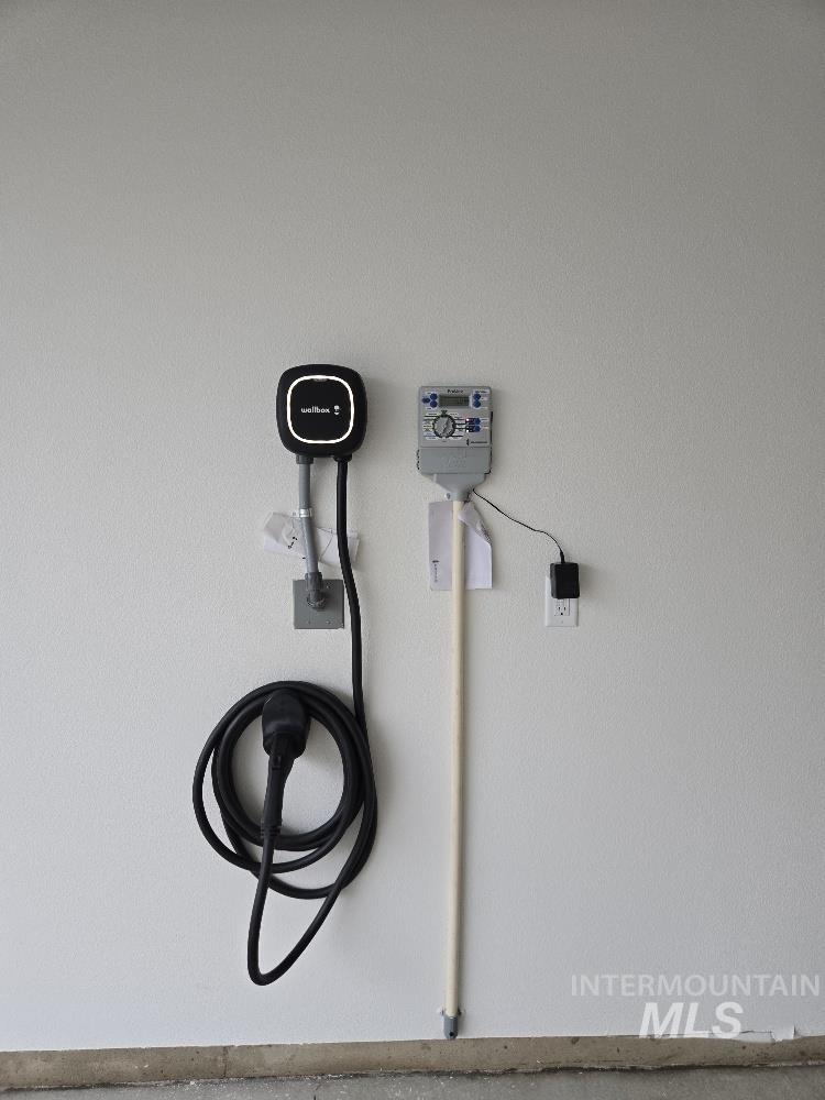 10400 Bellevue Ridge Street Nampa, ID 83687 - Photo 3 of 27 Garage view of stucco siding