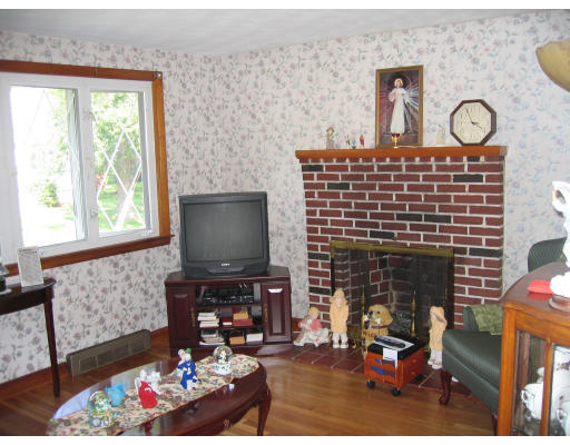 34 Hillcrest Road Burlington, MA 01803 - Photo 3 of 11 Gallery Image 3