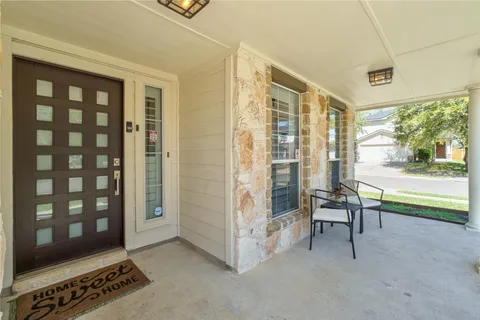 a view of an entryway with a livingroom
