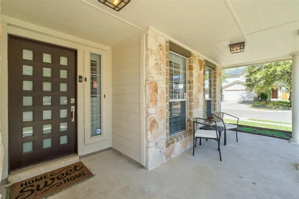 a view of an entryway with a livingroom