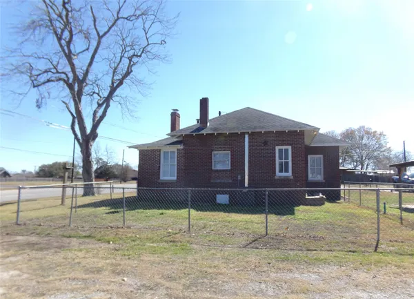 a view of entryway with a house