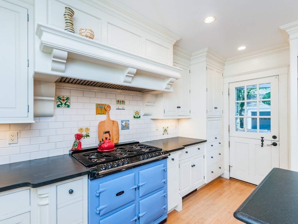 20 Locke Road Newton, MA 02468 - Photo 8 of 28