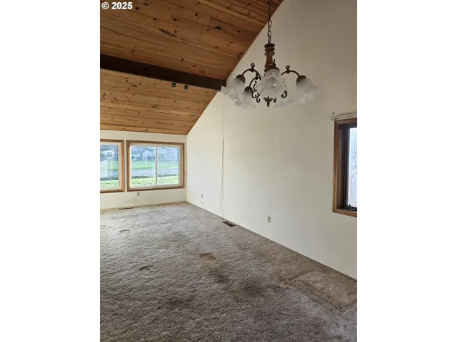 a view of a livingroom with a ceiling fan