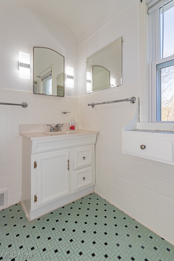 1211 Croyden Road Lyndhurst, OH 44124 - Photo 23 of 33 Full bath upstairs
