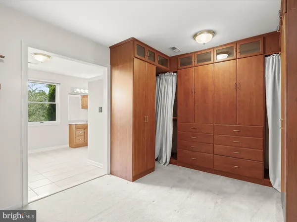 a view of a house with backyard and garden