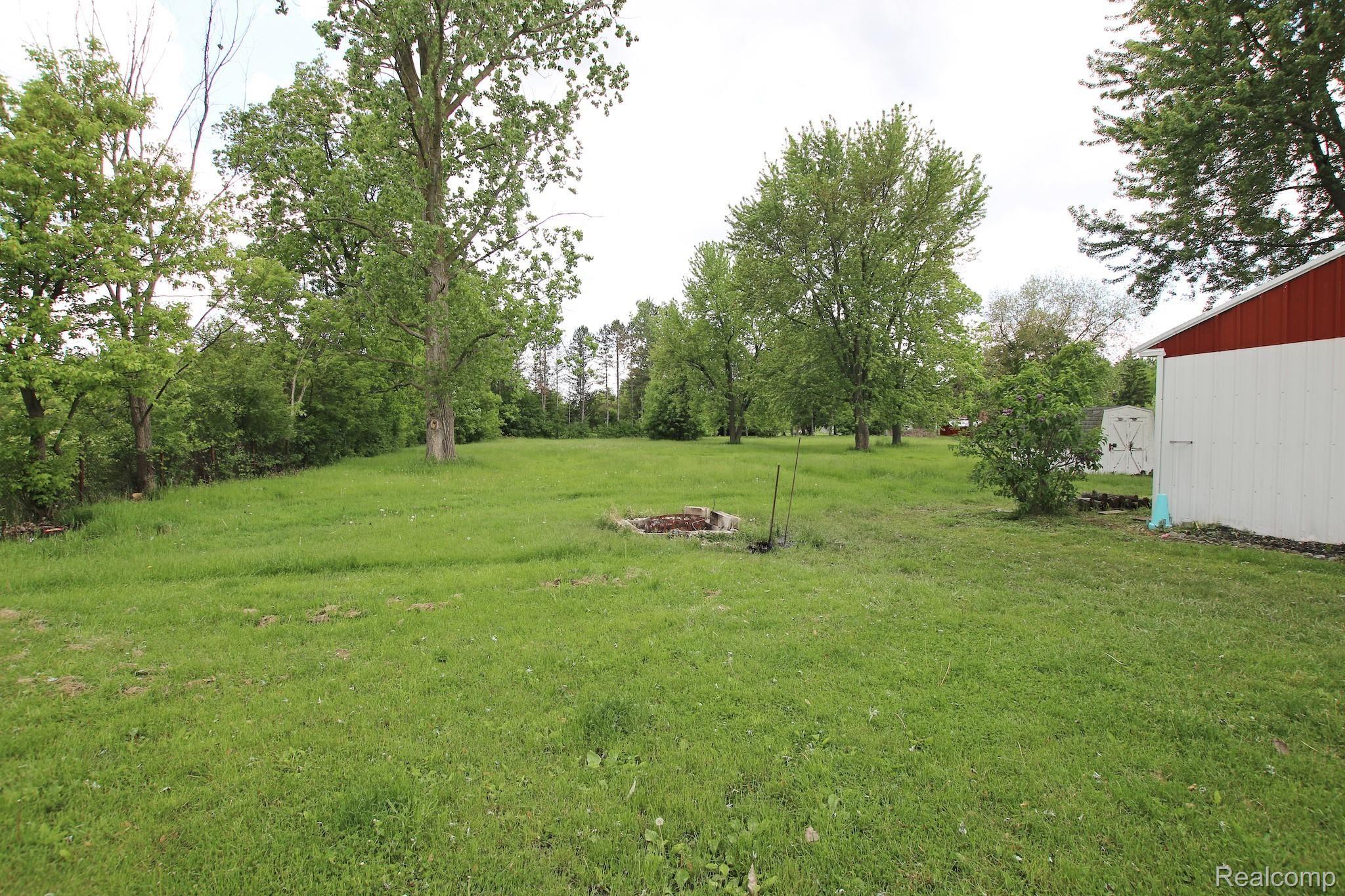 5485 West Carpenter Road Flint, MI 48504 - Photo 51 of 60 52) Backyard.jpg