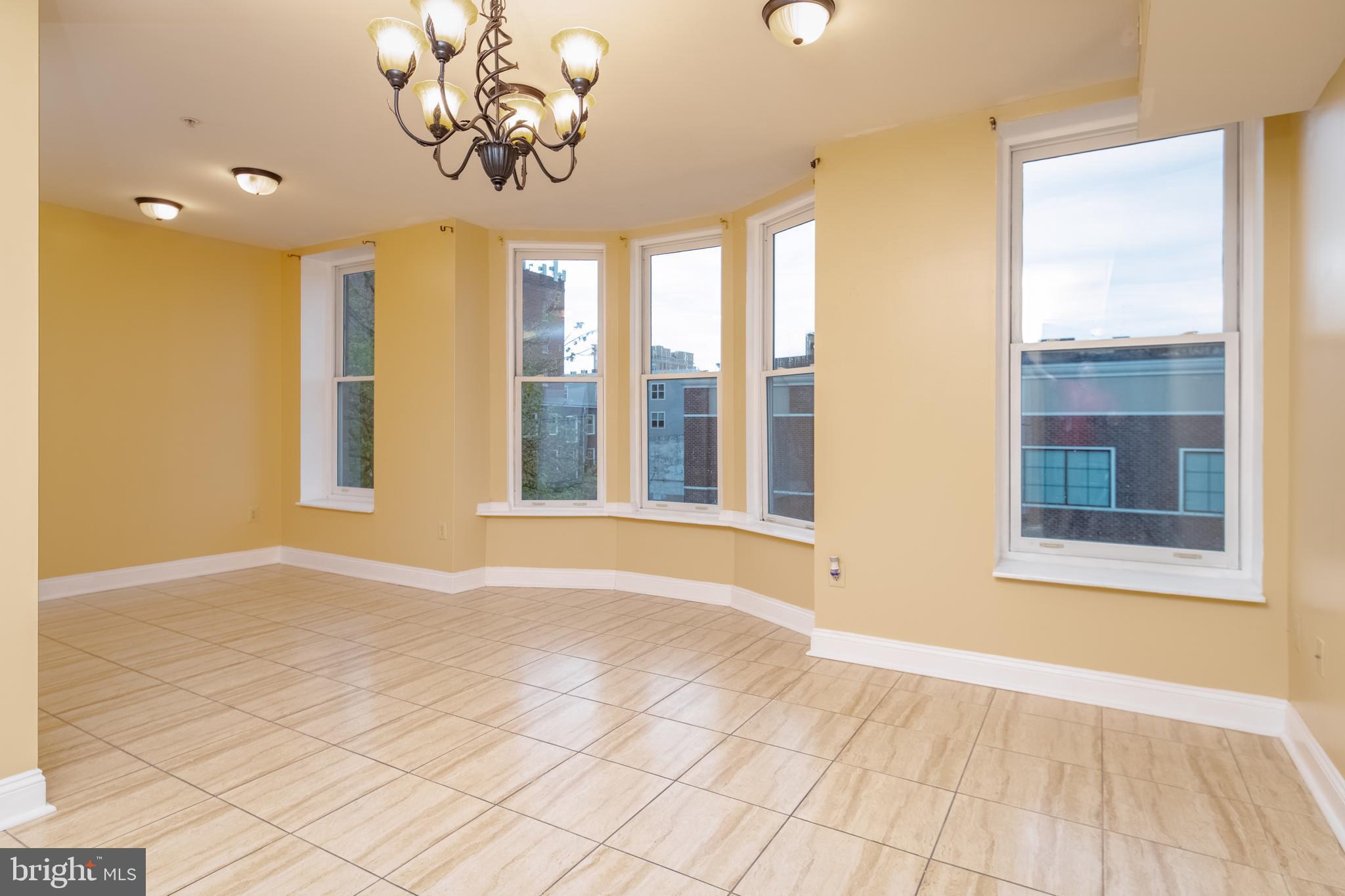 422 West Franklin Street, Unit 2B Baltimore, MD 21201 - Photo 5 of 23 Living Room