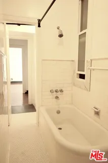 $1,440 | 2121 James M Wood Boulevard, Unit 310, Los Angeles, CA 90006