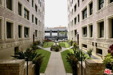 $1,440 | 2121 James M Wood Boulevard, Unit 310, Los Angeles, CA 90006