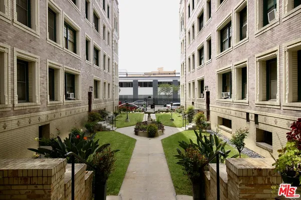 $1,490 | 2121 James M Wood Boulevard, Unit 310, Los Angeles, CA 90006