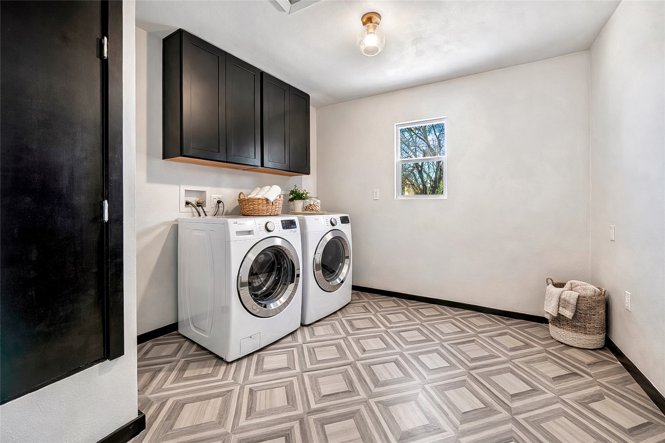 6915 Providence Avenue Austin, TX 78752 - Photo 19 of 27 a utility room with dryer and washer