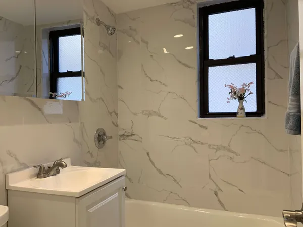 $5,300 | 210 East 47th Street, Unit 2H | Midtown East