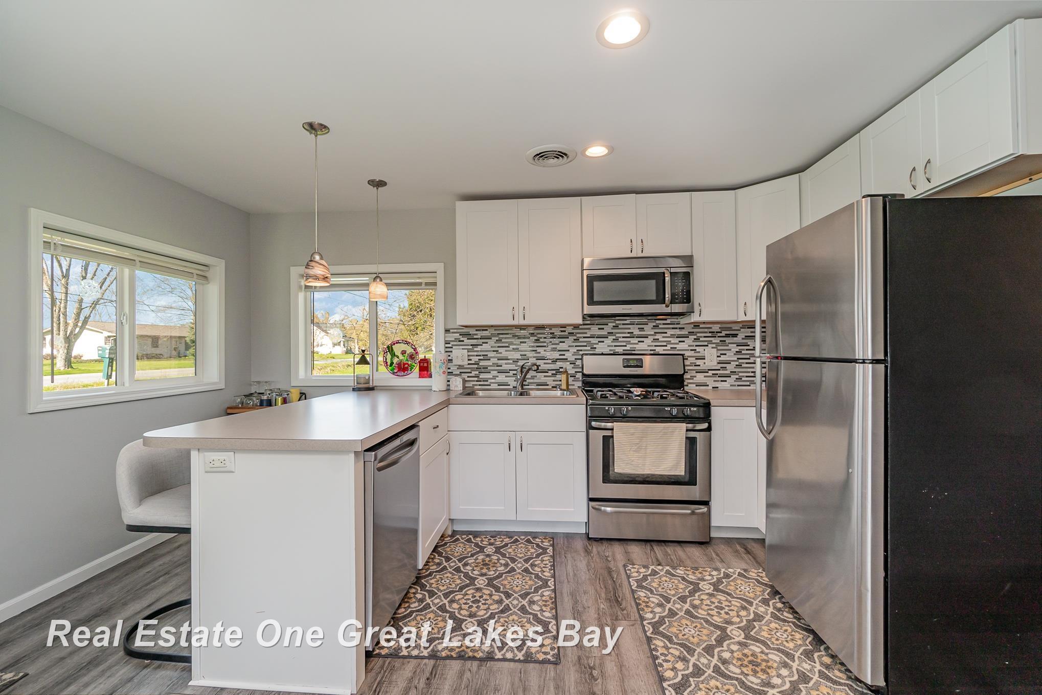 2233 East Stewart Road Midland, MI 48640 - Photo 4 of 22 50139548-4783e78c-8ff9-4067-8d82-42dac7b460d5.JPG