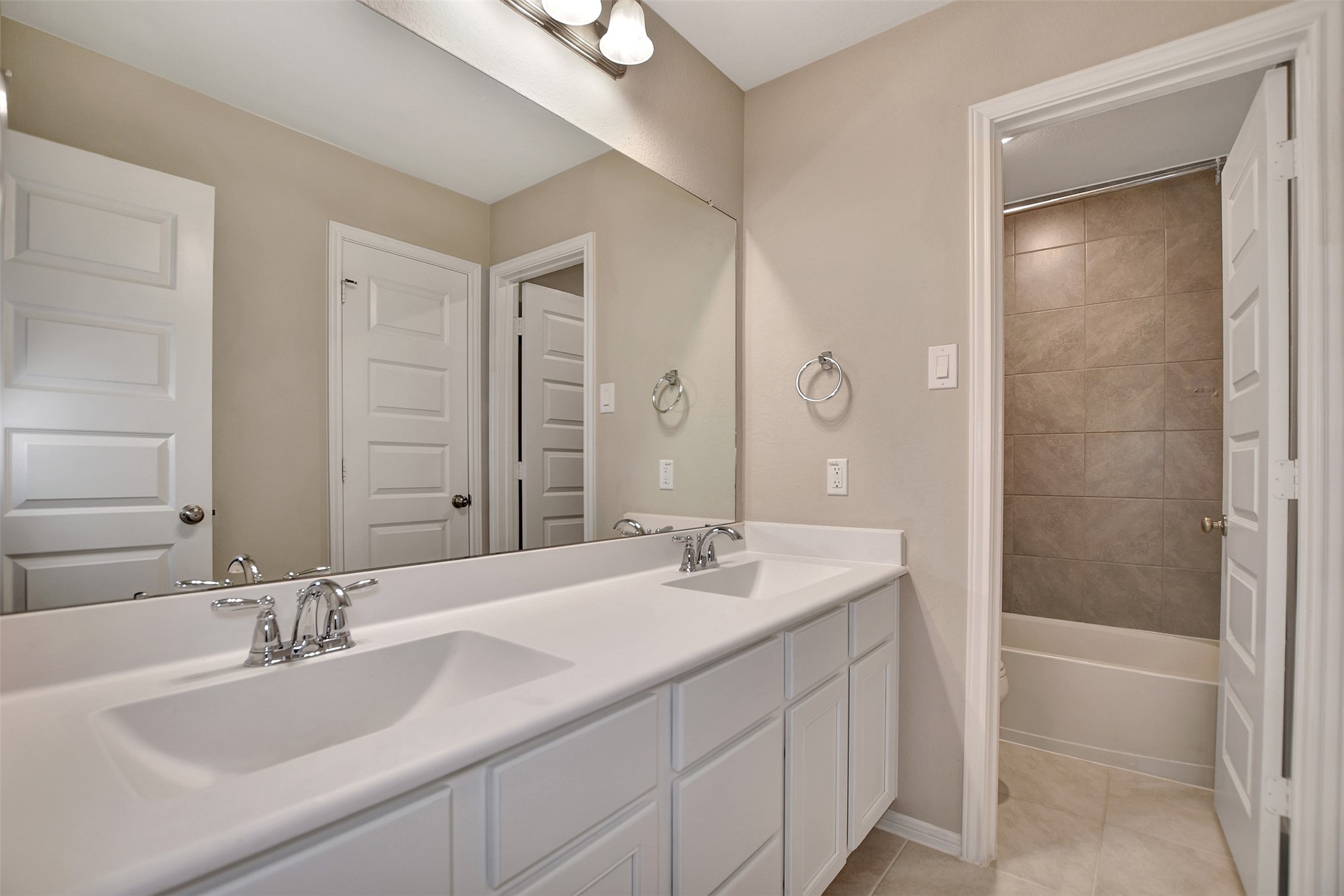 246 Peninsula Point Drive Montgomery, TX 77356 - Photo 30 of 46 Upstairs bathroom